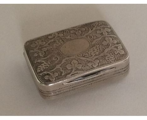 A good quality Georgian silver vinaigrette attractively decorated with flowers and scrolls. Birmingham 1819. Approx. 18 grams