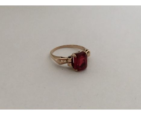 A red stone ring in 9 carat claw mount. Approx. 3.5 grams. Est. £65 - £75.