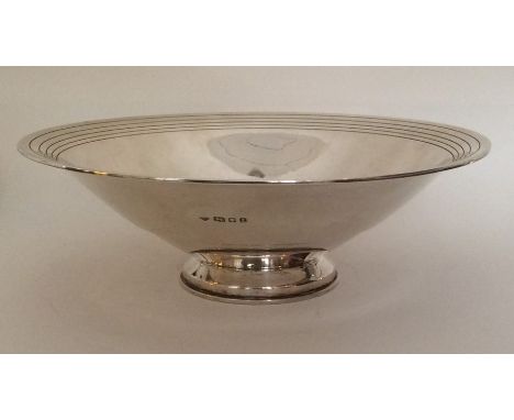 A good silver fruit bowl of Art Deco form. London. By Goldsmiths &amp; Silversmiths. Approx. 553 grams. Est. £180 - £220.