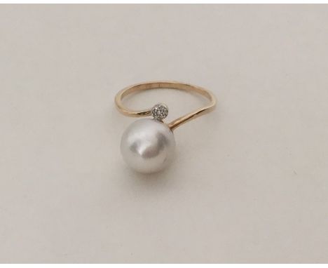 A pearl and diamond cluster ring in 9 carat mount. Approx. 4.3 grams. Est. £50 - £80.