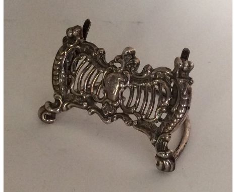 An Edwardian silver menu holder attractively decorated with scrolls. London. By William Comyns. Approx. 17 grams. Est. £30 - 