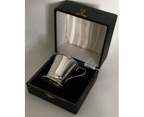 An Edwardian silver christening cup contained within a box. Birmingham. Approx. 56 grams. Est. £40 - £60.