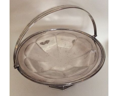 A heavy Edwardian silver swing handled fruit basket. Sheffield. By Walker &amp; Hall. Approx. 880 grams. Est. £280 - £320.