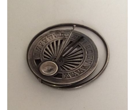 An unusual silver travelling compass / sun dial. Approx. 25 grams. Est. £70 - £80.