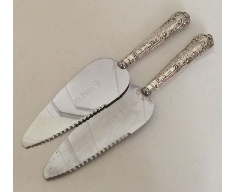 A pair of Queens' pattern silver mounted cake slices. London. Approx. 147 grams. Est. £30 - £50.