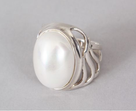 A SILVER AND PEARL RING.