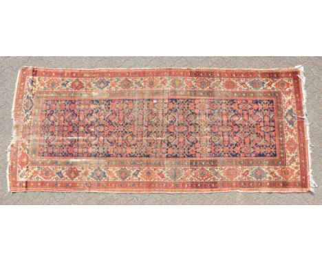 A PERSIAN MAHAL CARPET with a long blue and red central motif and deep border. 10ft 6ins x 4ft 9ins.