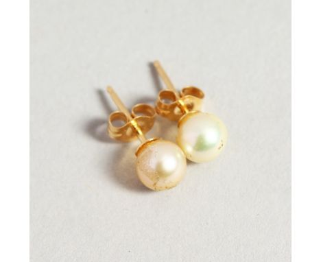 A SMALL PAIR OF PEARL STUDS.
