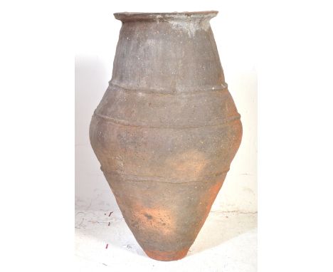 Julfar Ware (U.A.E., Ras Al-Khaimah) - A large 17th Century traditional style amphora pottery vase of large floor standing ta