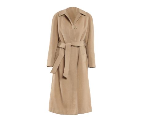 in wool and camel's hair with viscose lining, two external pockets with button closure and belt. Size S  Minor flaws, signs o
