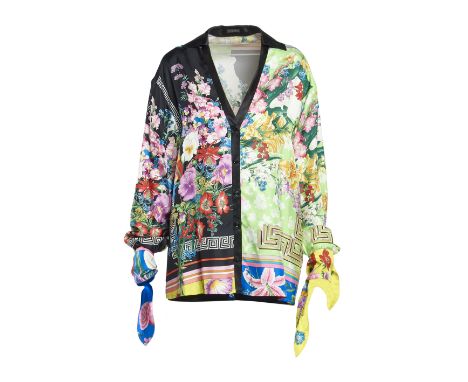 in silk twill with floral print, v-neck, bows at the cuffs and button closure. Size 42  New, with tag.  