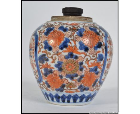 An 18th / 19th Chinese ceramic hand painted Imari oil lamp decorated with peony flowers. Measures: 16cm.