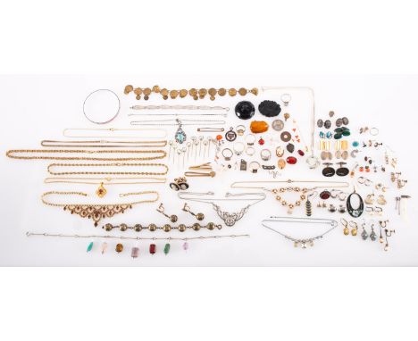 A mixed collection of jewellery and items of interest, including a jade donut pendant with entwined dragon with a curb chain,