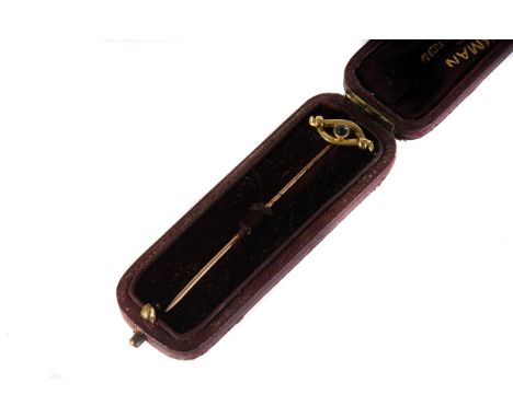 A cased sapphire and 15ct gold stick pin, the circular stone in knot setting with Hickman London marked box (2) 