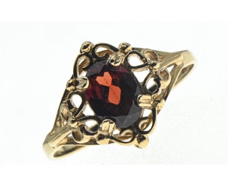 9ct gold and garnet ring, hallmarked Birmingham 2000, size M, gross weight 1.41 grams