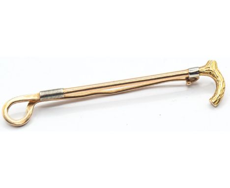 15ct gold stock pin designed as a&nbsp;riding crop, stamped 15CT, length 65mm, 5.88 grams