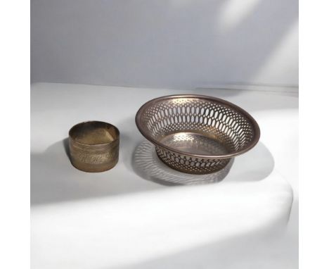 George V silver pierced circular bonbon dish, Barker Brothers, Chester 1923, diameter 12cm, together with a silver napkin rin