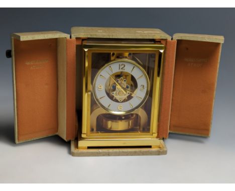 Jaeger-LeCoultre ATMOS clock with presentation case, serial no. 71100, calibre No. 526 circa 1957. White chapter ring with Ar