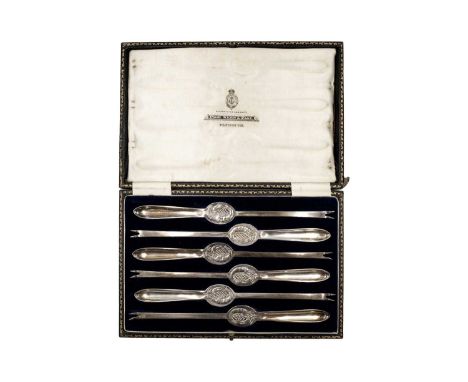 A George V silver, cased set of six lobster picks by William Hutton & Sons Ltd. With cast lobster decoration, Sheffield 1924,