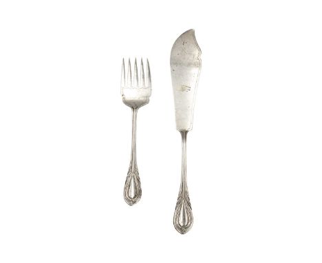 An Edwardian silver fish serving slice and fork by Joseph Rodgers & Sons. Sheffield 1910, length of slice 31cm, 10.17 oz.
The