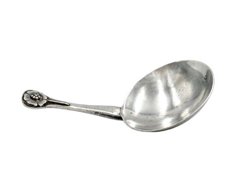A silver tea caddy spoon by Gwen Whicker. The finial applied with a flower, London 1961, length 7.5cm, 17.2g.
The estimated i