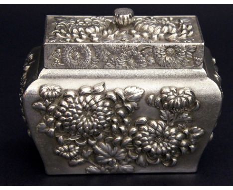 Tea caddy in sheffield decorato a motivi floreali sbalzati. Periodo Vittoriano