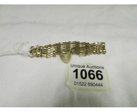 A 9ct gold gate bracelet
Condition
The heart and the links are Hallmarked
Weight is 7gms