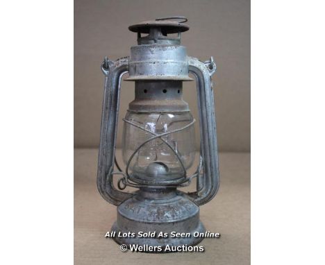 *VINTAGE BAT NO.158 OIL LAMP RUSTIC GLASS HANGING CAMPING KEROSENE LANTERN / GLASS CRACKED  [LQD188]