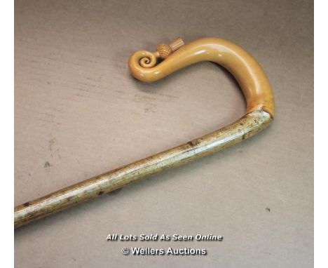 *HAND CARVED RAMS HORN CROOK  WALKING STICK / HAND CARVED HAZEL CROOK ONE PIECE WALKING STICK / 129CM LONG [LQD188]