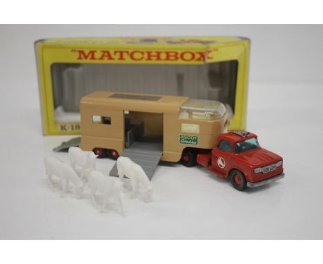 MATCHBOX / LESNEY K-18 ARTICULATED HORSE VAN IN ORIGINAL BOX, INCLUDES FOUR PLASTIC HORSES, MISSING ONE FRONT TYRE  MINOR CRA