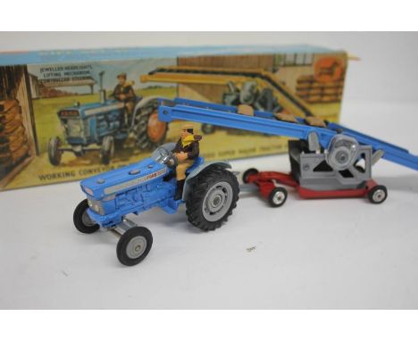 CORGI GIFT SET 47 WORKING CONVEYOR ON TRAILER WITH FORD 5000 TRACTOR IN ORIGINAL BOX, CONVEYOR PLAY WORN, SOME DAMAGE TO THE 