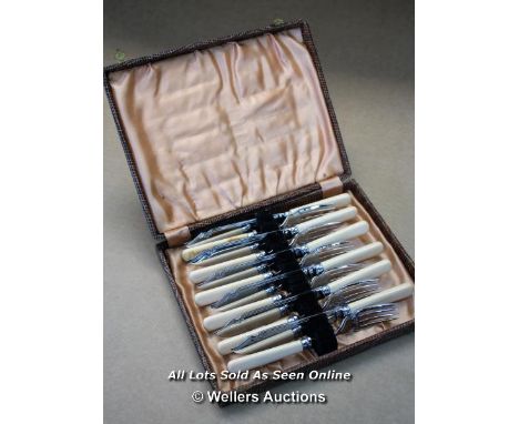 *VINTAGE SET EPNS SIX BONE HANDLED FISH KNIVES AND FORKS IN PRESENTATION BOX [LQD188]