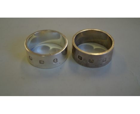 A pair of heavy cast silver napkin rings, by J B Chatterley & Sons, Sheffield and London 1977 (silver jubilee marks), 128g; t