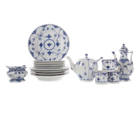 ROYAL COPENHAGEN, MATCHED BLUE & WHITE PORCELAIN DINNER SERVICE MID-20TH CENTURY comprising nine dinner plates, two lattice d