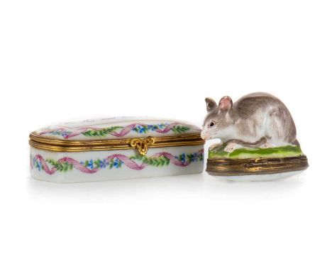 CONTINENTAL PORCELAIN SNUFF BOX LATE 19TH CENTURY after Meissen, modelled as a mouse, brass hinged mount, the cover hand pain