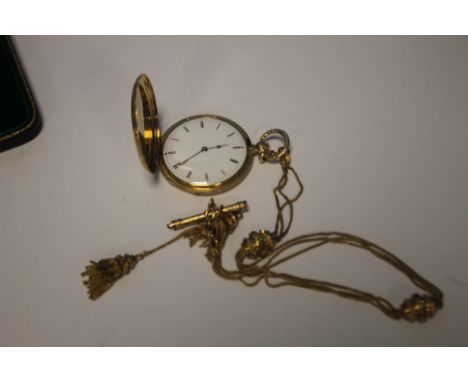 A YELLOW METAL FULL HUNTER POCKET WATCH WITH WHITE ENAMEL DIAL AND BLACK ROMAN NUMERAL MARKERS, D 4.5 cm, TOGETHER WITH A CON