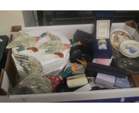 A TRAY OF CERAMICS AND SUNDRIES TO INCLUDE A SET OF THREE DUCK WALL PLAQUES AND A HALCYON DAYS ENAMEL (TRAY NOT INCLUDED)