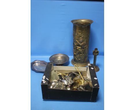 A TRAY OF ASSORTED METALWARE TO INCLUDE A STICK STAND (TRAY NOT INCLUDED)