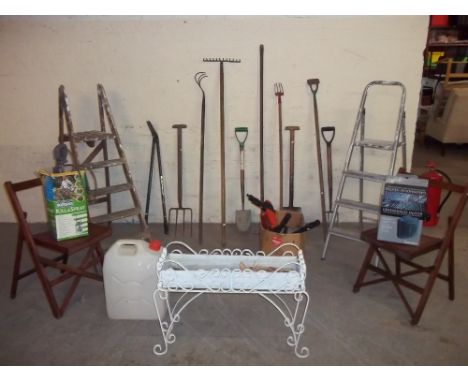 A SELECTION OF GARDEN TOOLS TO INCLUDE A WROUGHT IRON PLANTER AND WOODEN AND ALUMINIUM STEP LADDERS