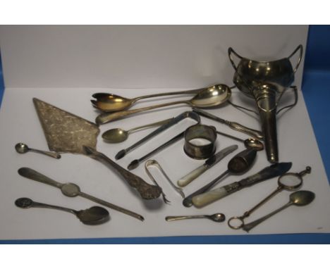 A COLLECTION OF HALLMARKED SILVER, WHITE METAL ITEMS TO INCLUDE A CAKE SLICE, SPOONS, TONGS, NAPKIN RING ETC.