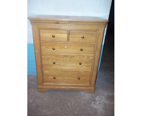 A LIGHT OAK FIVE DRAWER, TWO OVER THREE CHEST OF DRAWERS - MATCHES LOT 854