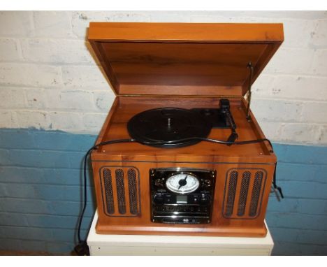 A VINTAGE STYLE RECORD PLAYER / RADIO
