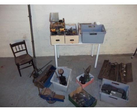 A SELECTION OF VINTAGE CAR ACCESSORIES AND TOOLS TO INCLUDE A STEERING TRACKING TOOL BAR AND AN ENGINEERS VICE