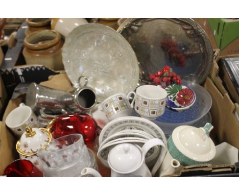 A TRAY OF CERAMICS AND GLASSWARE TO INCLUDE A MEAKINS TEAPOT (TRAY NOT INCLUDED)