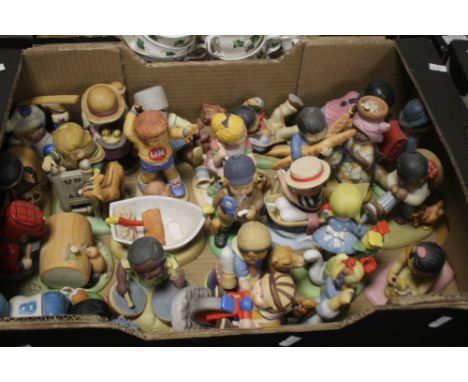 A TRAY OF CERAMIC FIGURES (TRAY NOT INCLUDED)