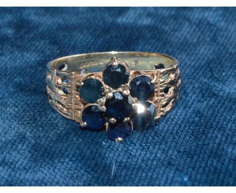 9ct gold &amp; sapphire daisy ring size O/P