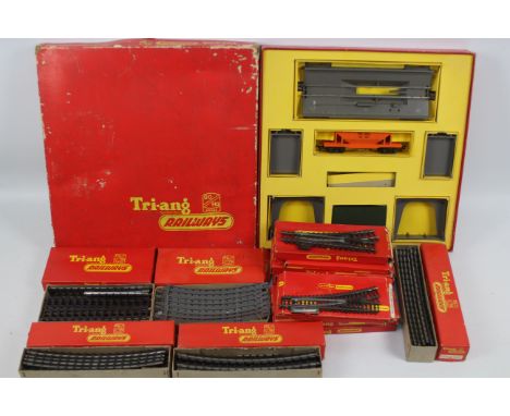 Hornby - Tri-ang - 14 x boxed track sections and a boxed Operating Hopper Car set # R161. Includes eight sets of points. The 