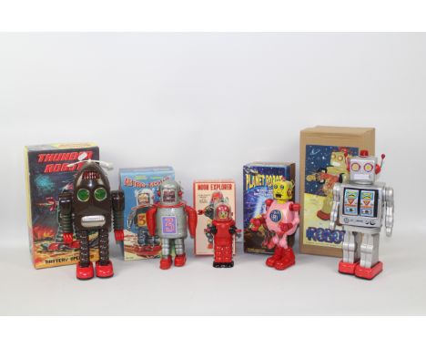 Tinplate Robots - A collection of five boxed modern Chinese made Tinplate toy robots. Lot includes a battery operated 'Thunde