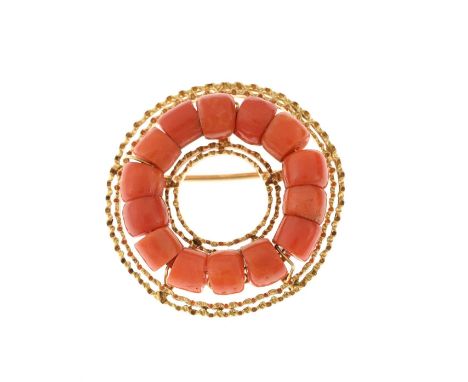 An 18ct gold coral bead target brooch, Italian marks, stamped K18, diameter 3.3cm, 11.1g