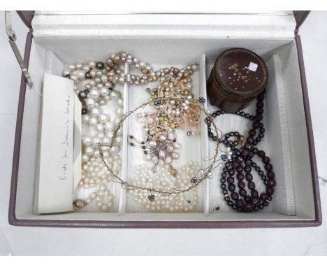 Collection of 11 various black, white, pink and purple-coloured cultured pearl necklaces (11)